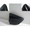 Seitendeckel links, dunkelblau<br>Zustand: Gebraucht mit Mangel<br><br>Verwendbar fr: Honda VT 125 Shadow, Typ: JC29, Modelljahr: von 01/1999 bis 12/2007