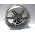 Hinterradfelge (J17x5.00), silbern<br>Zustand: Gebraucht ohne Mngel<br><br>Verwendbar fr: Honda CBF 600, Typ: PC38, Modelljahr: von 01/2004 bis 12/2007