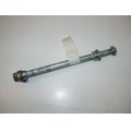 Hinterradsteckachse mit Mutter und Distanzstcken<br>Zustand: Gebraucht ohne Mngel<br><br>Verwendbar fr: Honda FX 650 Vigor, Typ: RD09, Modelljahr: von 01/1999 bis 12/2000