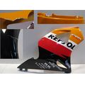 Seitenverkleidung rechts, Repsol-Design<br>Zustand: Gebraucht mit Mangel<br><br>Verwendbar fr: Honda CBR 900 RR Fireblade, Typ: SC50, Modelljahr: von 01/2002 bis 12/2003