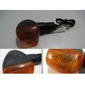 Blinker vorne rechts<br>Zustand: Gebraucht mit Mangel<br><br>Verwendbar fr: Suzuki GSX 1400, Typ: WVBN, Modelljahr: von 01/2001 bis 12/2007